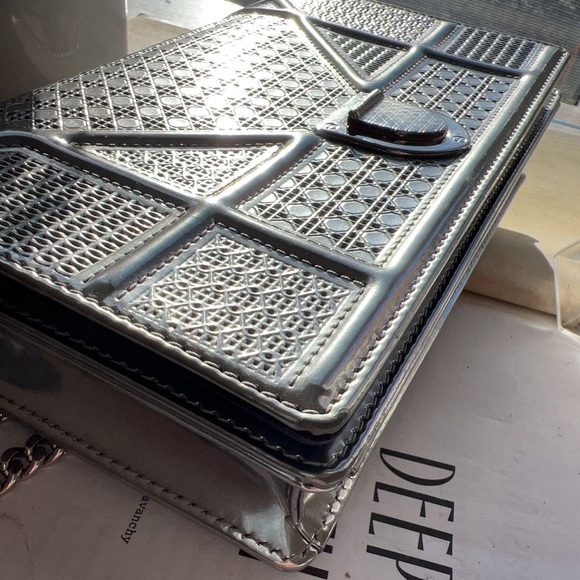 CHRISTIAN DIOR Metallic Patent Micro-Cannage Diorama Pouch - Picture 5 of 8
